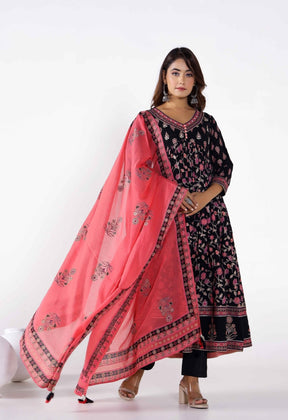 Jaal and Buti Printed gathered kurta paired with Pants and DoriyA Dupatta (3pc) - Tara-C-Tara