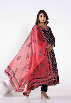 Jaal and Buti Printed gathered kurta paired with Pants and DoriyA Dupatta (3pc) - Tara-C-Tara