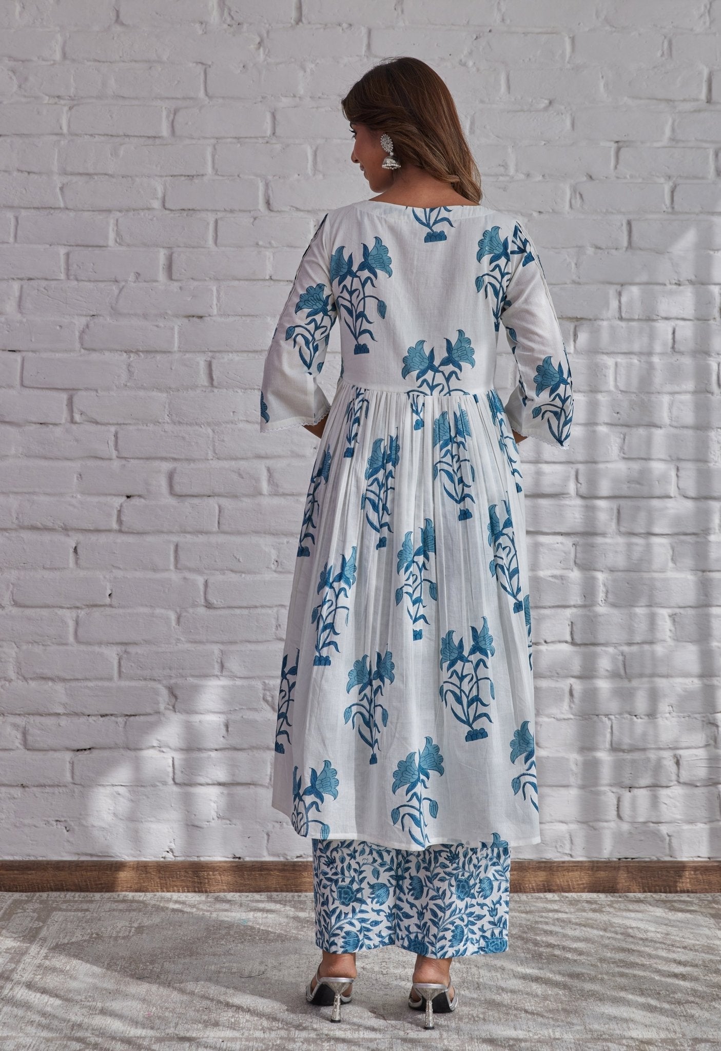 White Floral Buta Printed Kurta Set With Doriya Dupatta - Tara-C-Tara